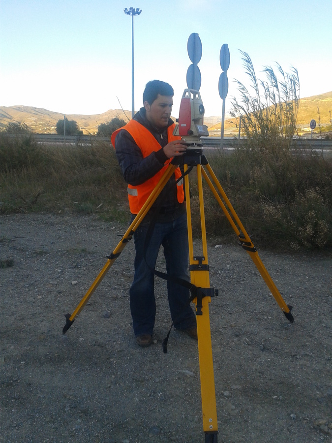 Levantamiento de camino rural para acceso a carretera