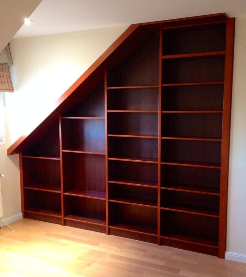 LIBRERÍA BAJO ESCALERA.