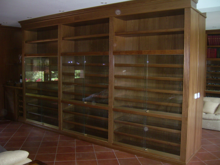 Libreria en madera de roble para exposicion