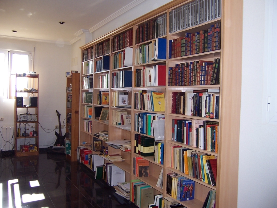 Librería en melamina de haya blanca. Acabado con cornisa.  