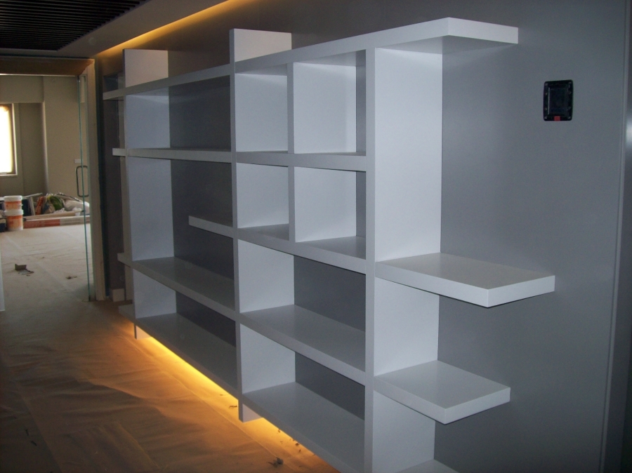 Librería irregular lacada 