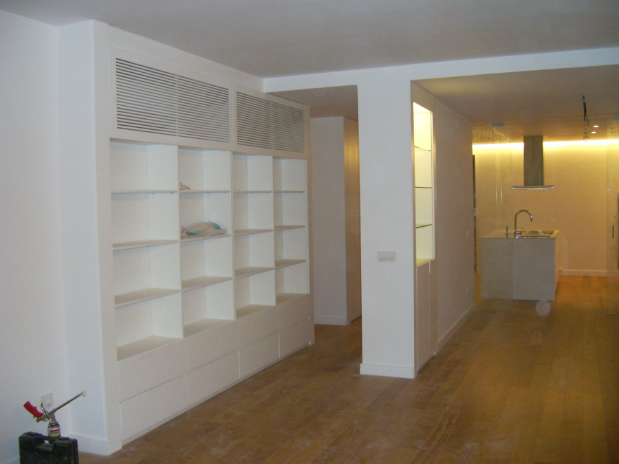 Libreria lacada en blanco