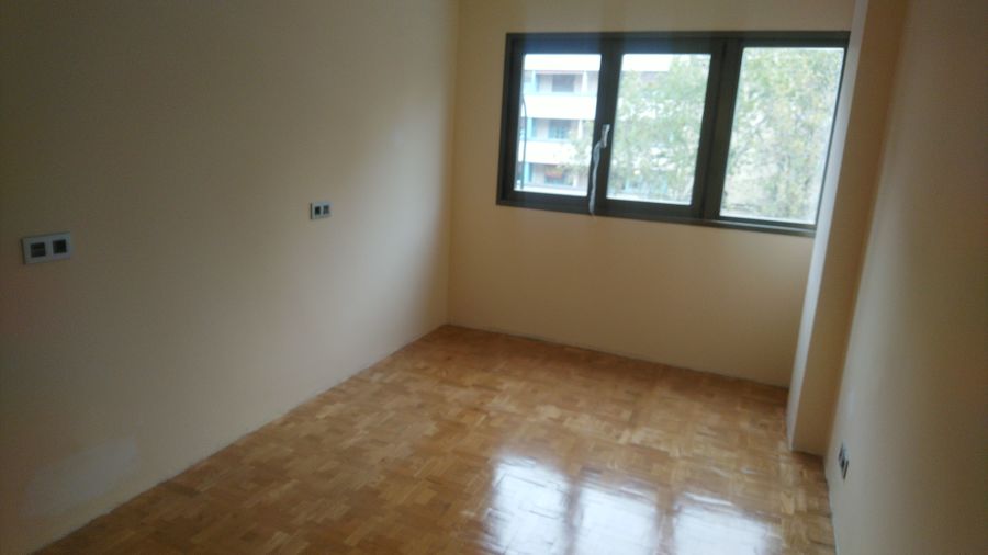 Acuchillado y barnizado suelo de parquet.