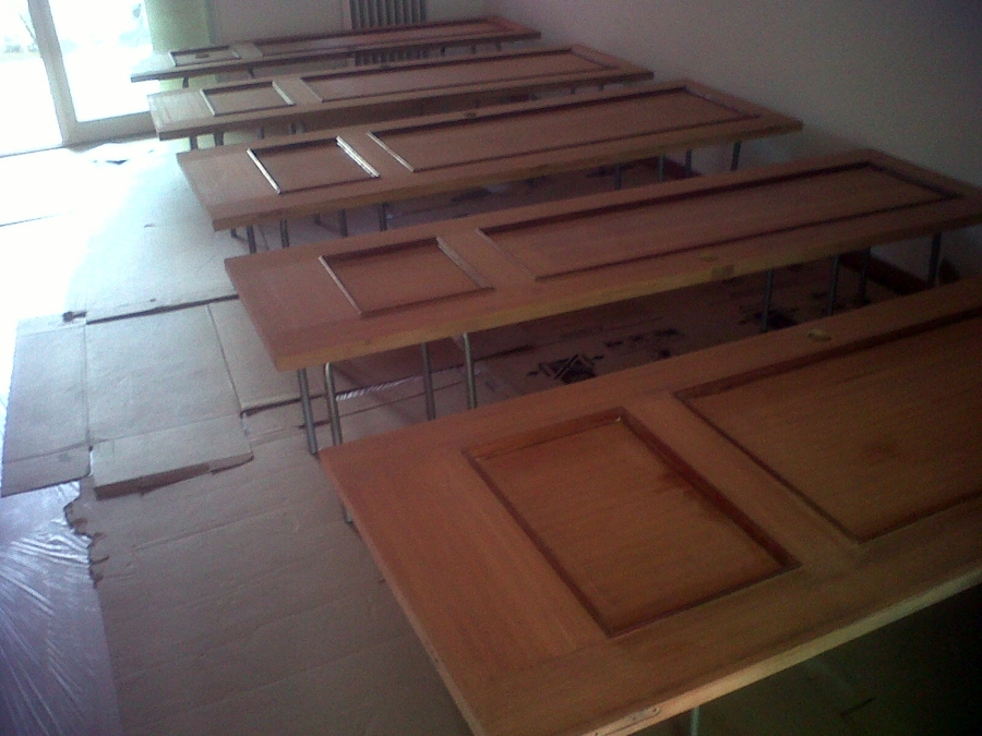 lijado y barnizado de puertas