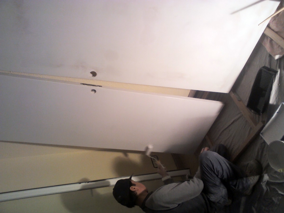 Lijar y pintar puertas.