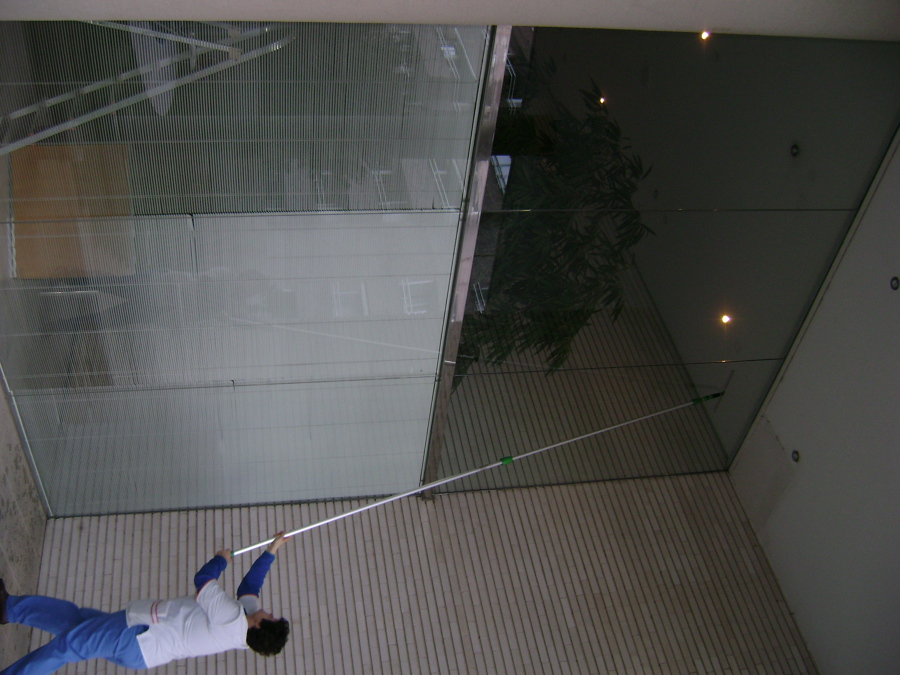 limpiando cristaleras