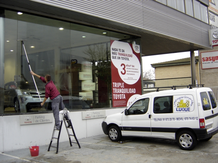 Limpieza de Escaparates y Cristales