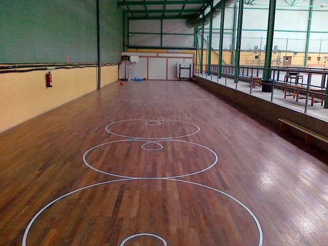 limpieza de suelo de madera de un polideportivo
