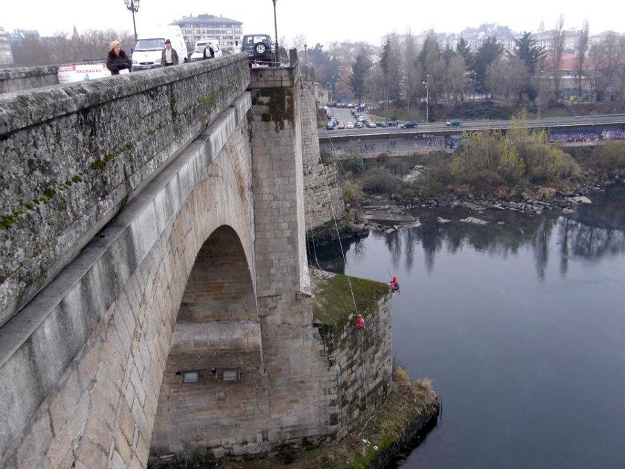 limpieza del puente romano -Ourense