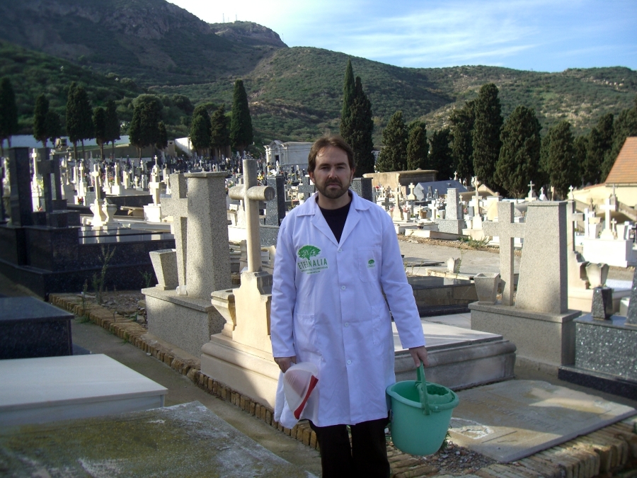 Limpieza en el cementerio de Cartagena