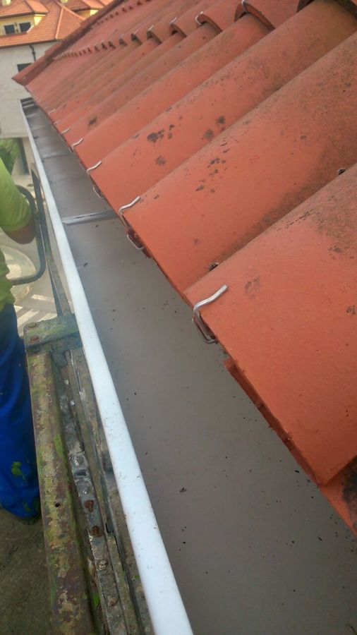 Limpieza, sellado de cantería, hidrofugado y pintado de fachadas en edificio de viviendas