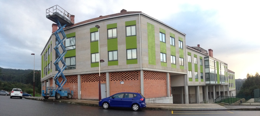 Limpieza, sellado de cantería, hidrofugado y pintado de fachadas en edificio de viviendas