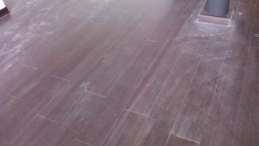 Local con suelo de madera antes de ser limpiado por Serlinco 