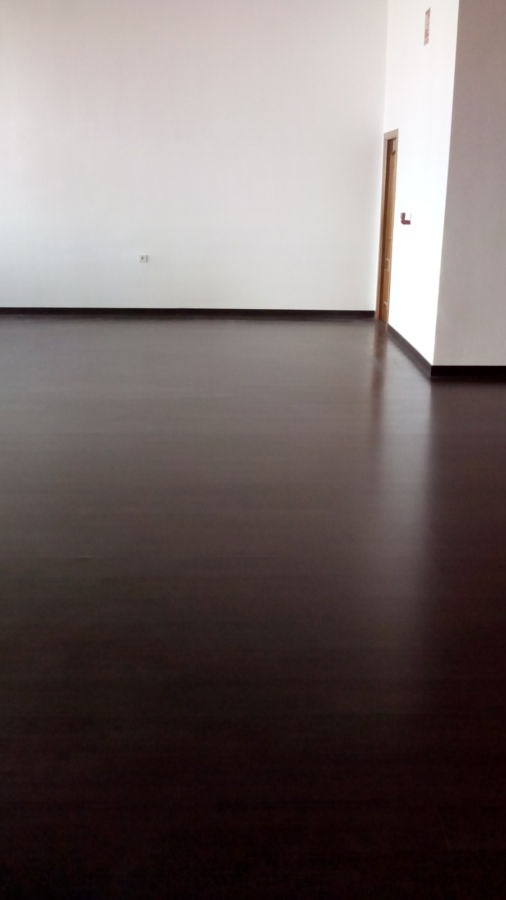 Local con suelo de madera después de ser limpiado por Serlinco 