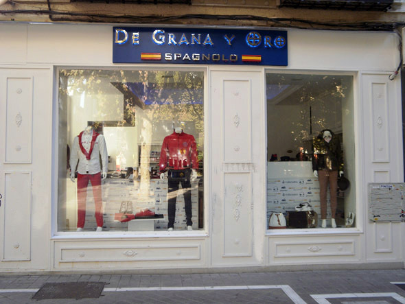 LOCAL DE ROPA DE GRANA Y ORO