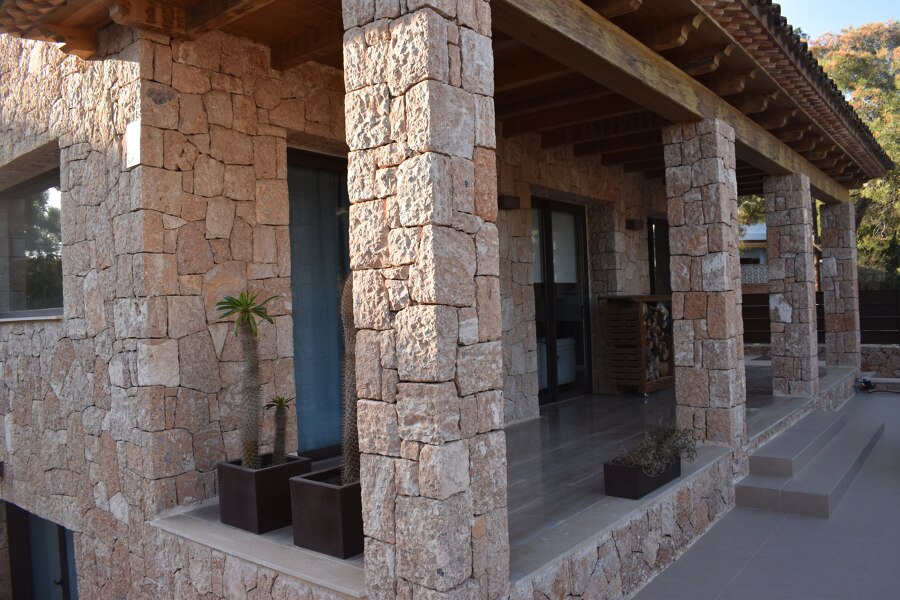 Pilares y terrazas de piedra