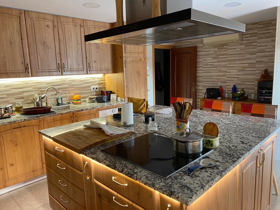 Luz bajo mueble y decorativa en cocina