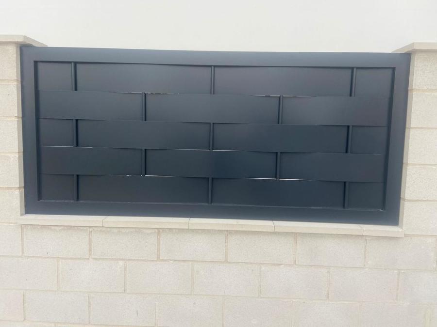 Valla de aluminio soldado  de chapa entrelazada lacada en 7016 mate