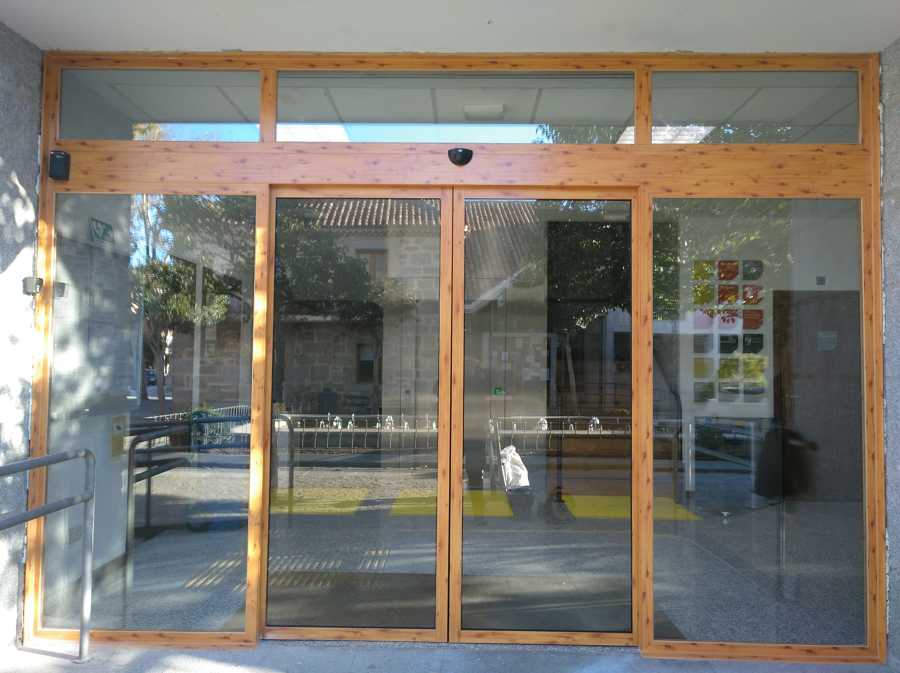 PUERTA CORREDERA DE CRISTAL IMITACIÓN MADERA