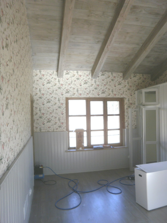 Madera envejecida (techos y suelos) , empapelado paredes y  lacado del friso