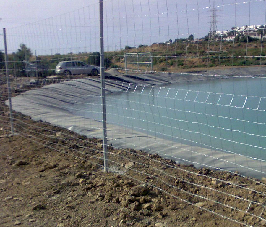 malla anudada en postes galvanizados