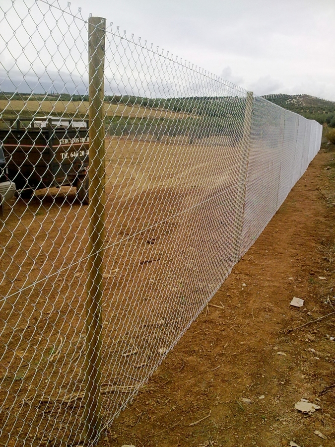 malla simple torsion galvanizada en madera