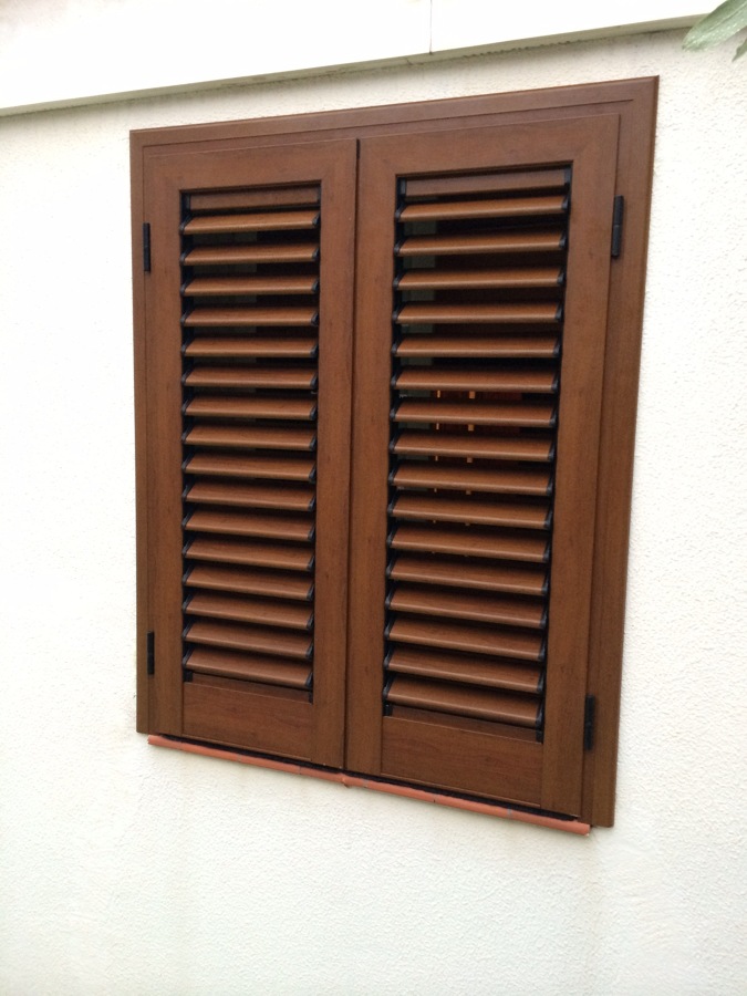 Mallorquina aluminio acabado roble oscuro