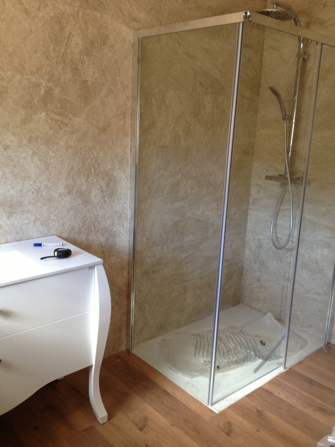 mampara cristal y mueble de baño