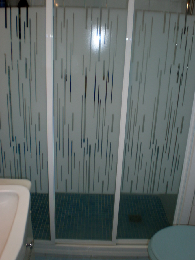 Mampara de aluminio blanco serigrafiada