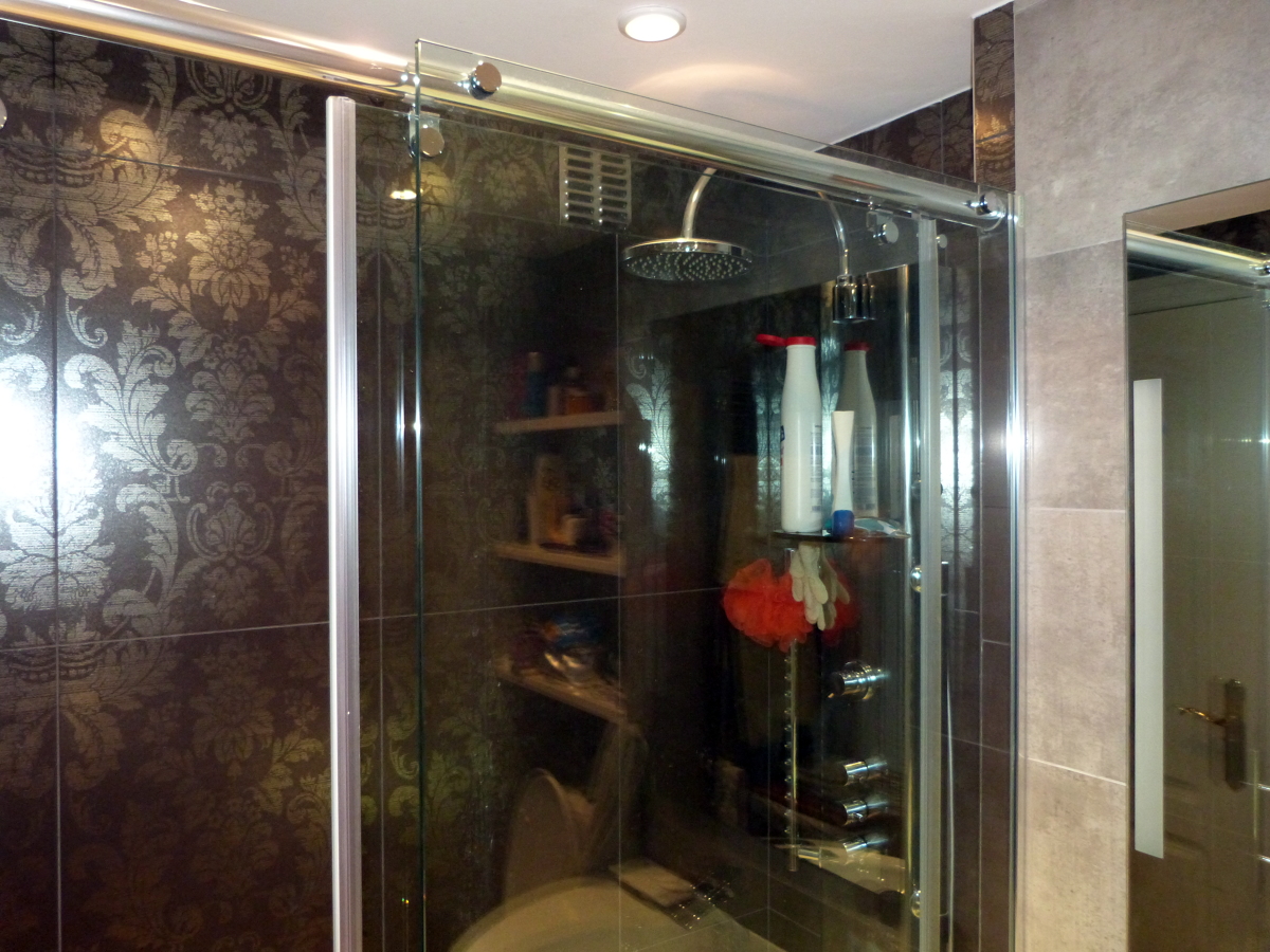 mampara de cristal con una hoja corredera