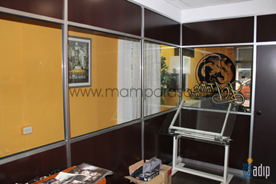 Mampara divisoria en local comercial