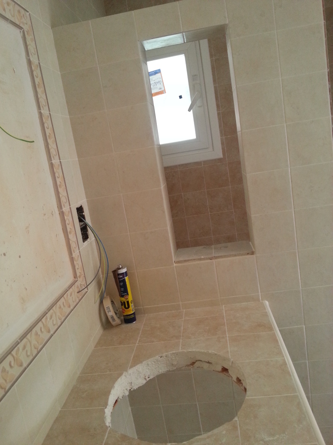 Mampara y encimera de obra y enmarcado de espejo