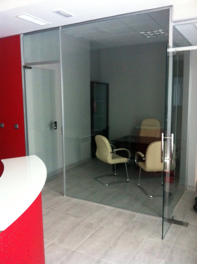 Mamparas de oficinas con puertas de vidrio 