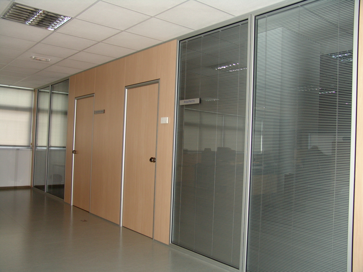 MAMPARAS DOBLE VIDRIO Y PERSIANA ENTRE ELLOS