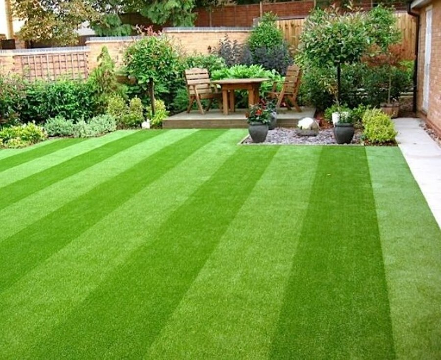 Césped artificial de dos colores.