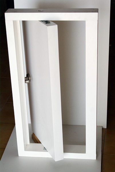 maqueta puerta pivotante eje desplazado brindada exterior lacada blanco