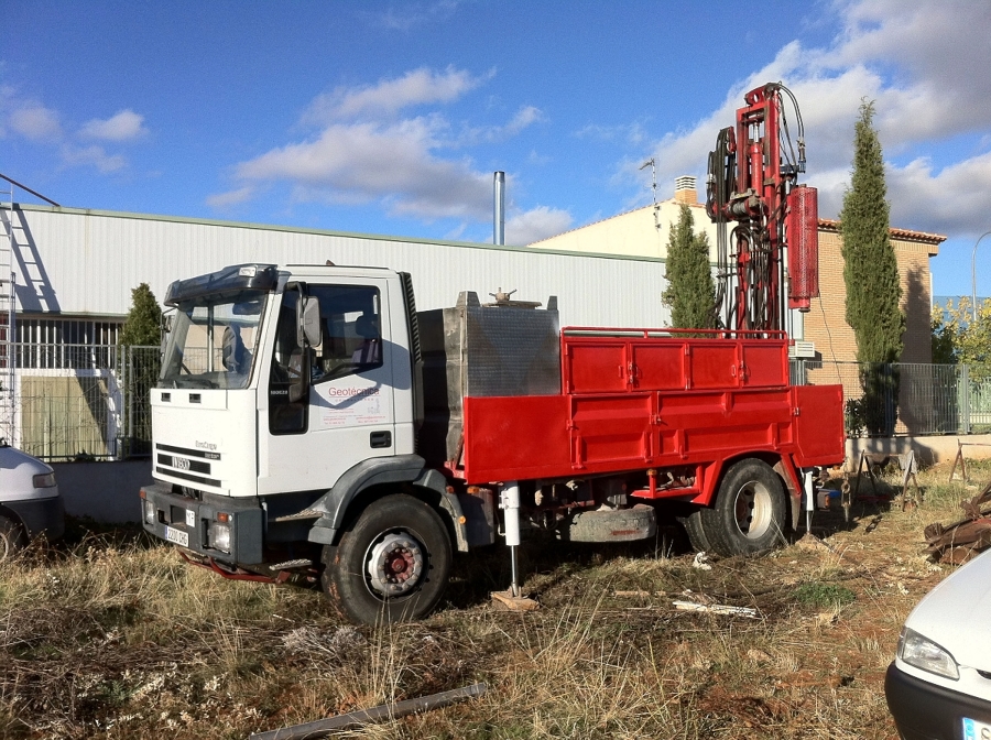 Máquina de sondeos sobre camión IVECO