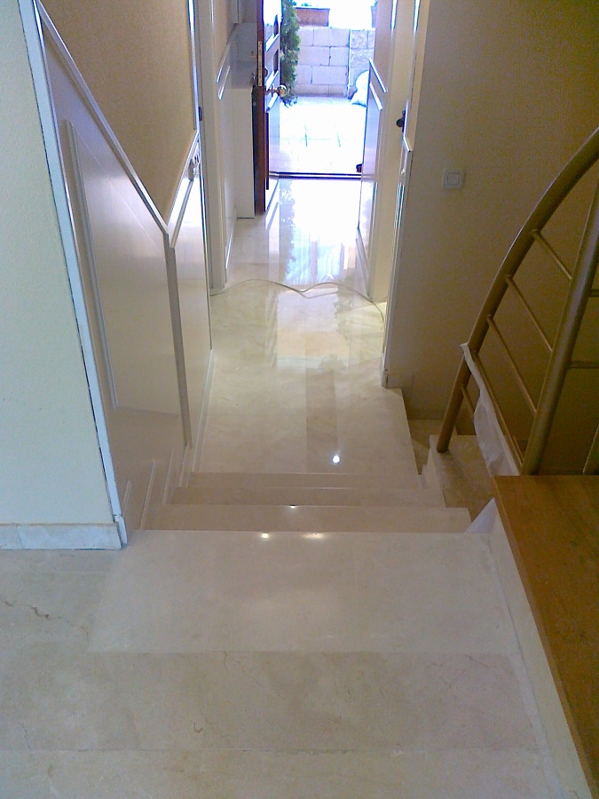 MARMOL CREMA MARFIL, HALL Y ESCALONES