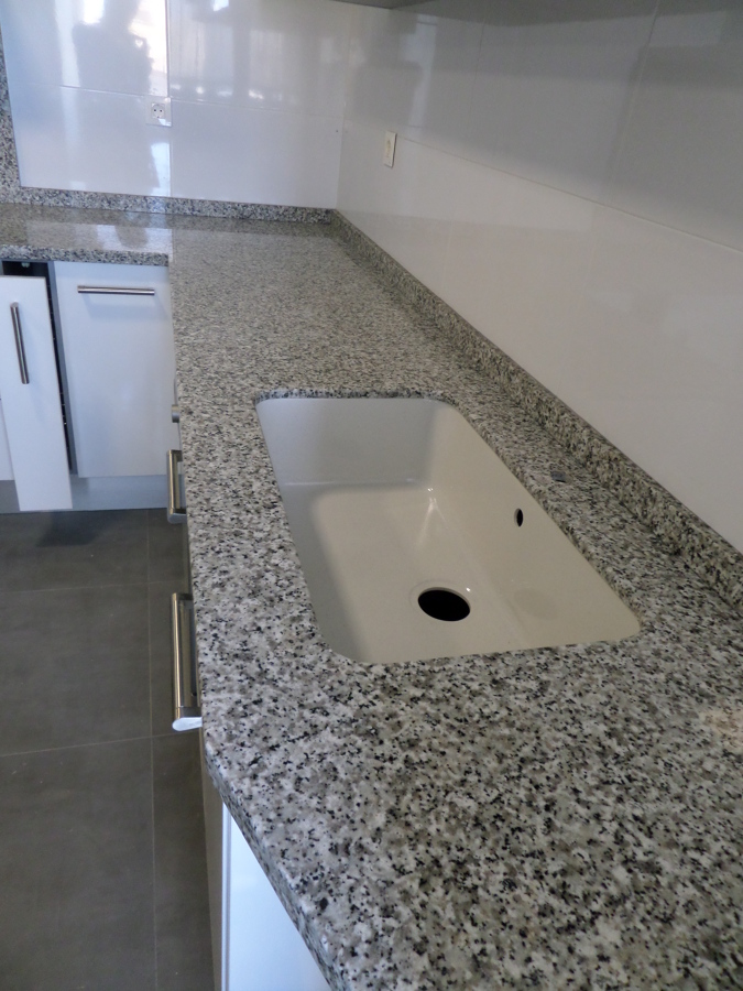Marmoles Monserrat-625316705-Bancada de cocina en granito gris perla