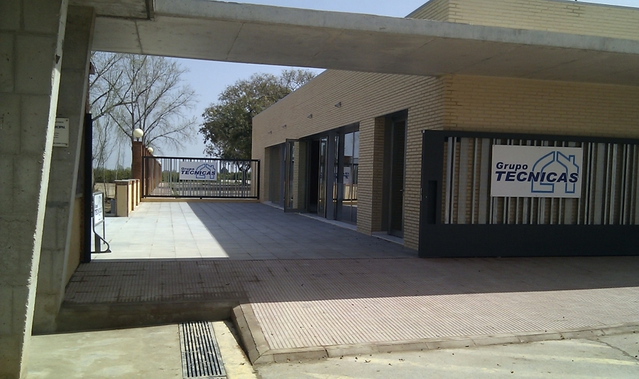 Marquesina de acceso al polideportivo "Joan Girbés"