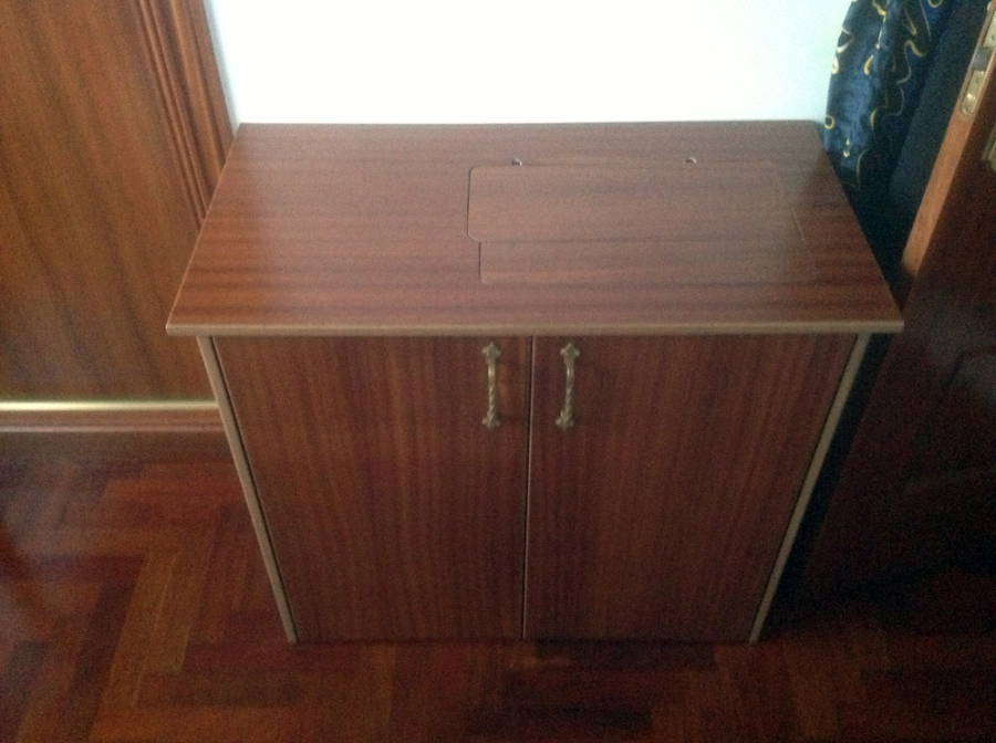 MESA CERRADA DE MÁQUINA DE COSER