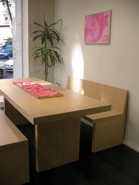 mesa con bancos madera