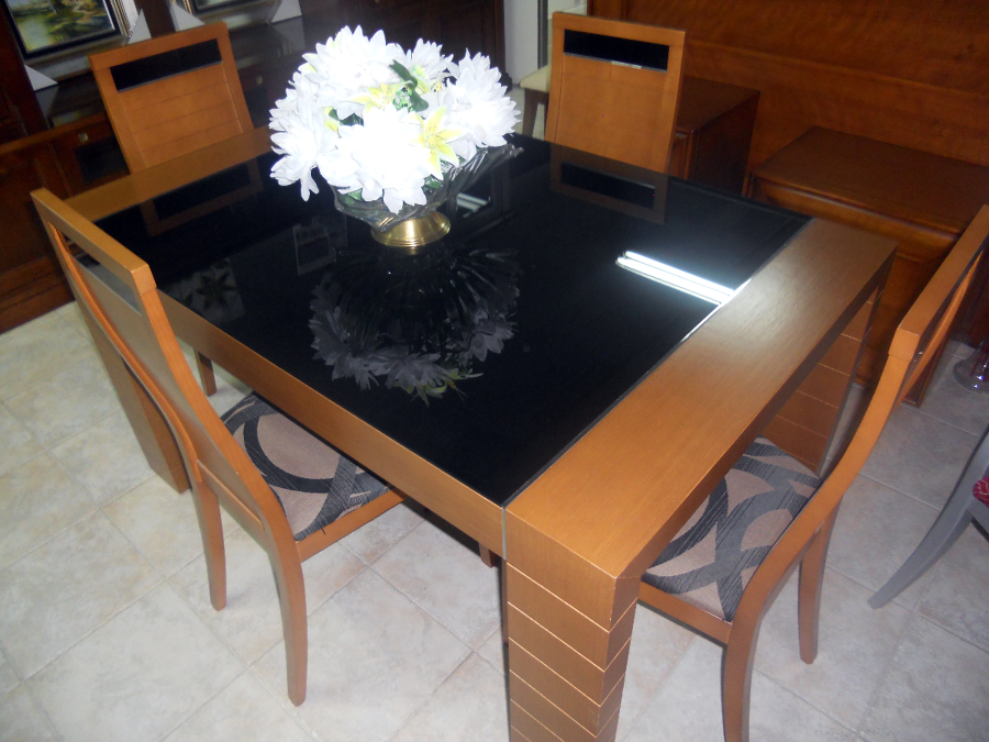 Mesa con cuatro sillas