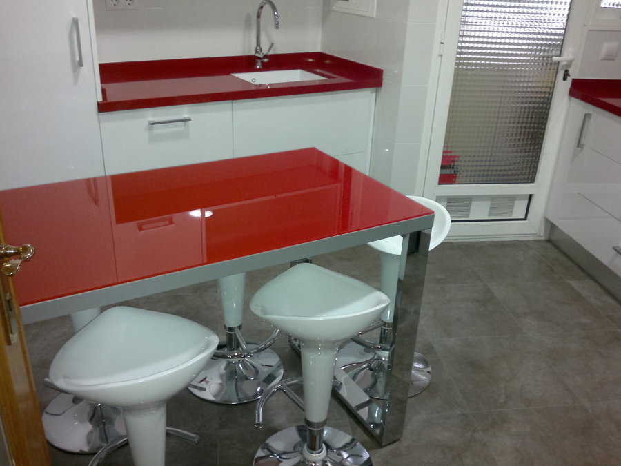 Cocina barra de cristal y acero