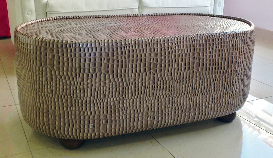 Mesa de centro obalada tapizada