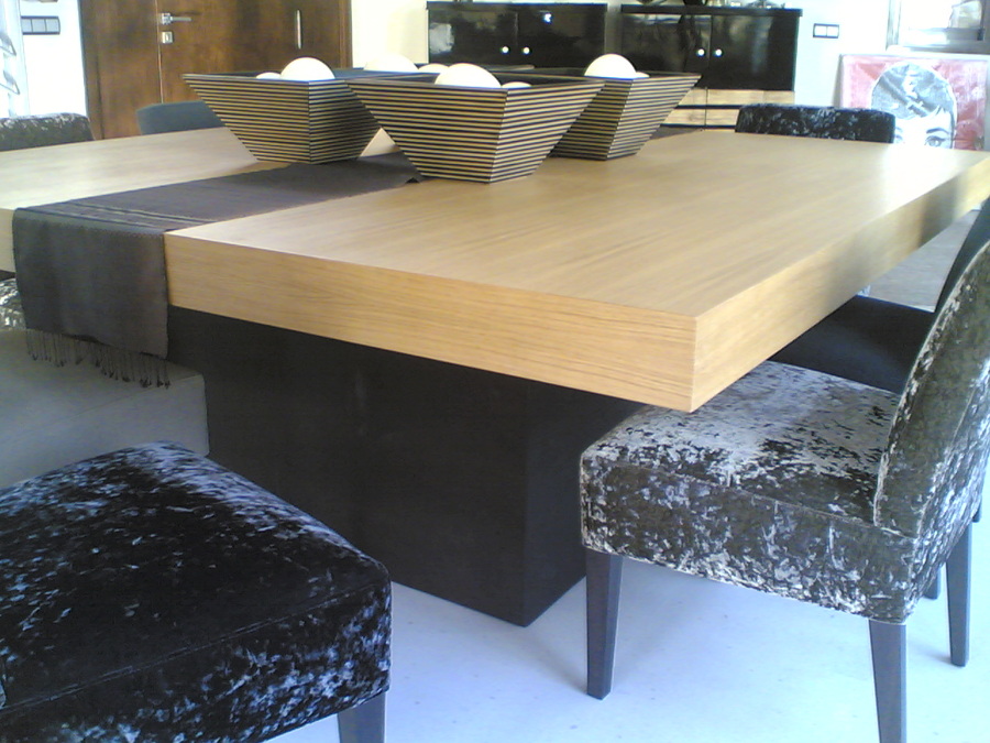 Mesa de comedor cuadrada.