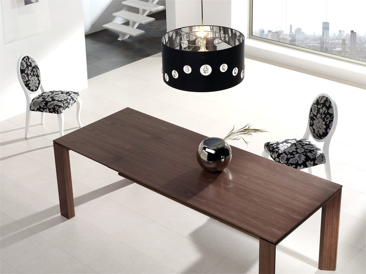 Mesa de comedor extensible.