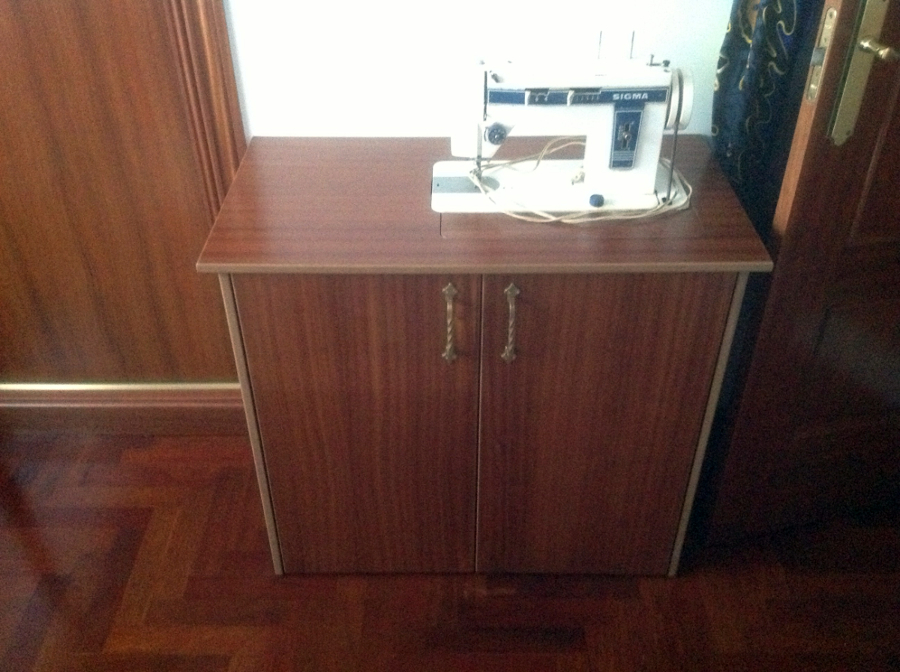 MESA DE MÁQUINA DE COSE ANTIGUA