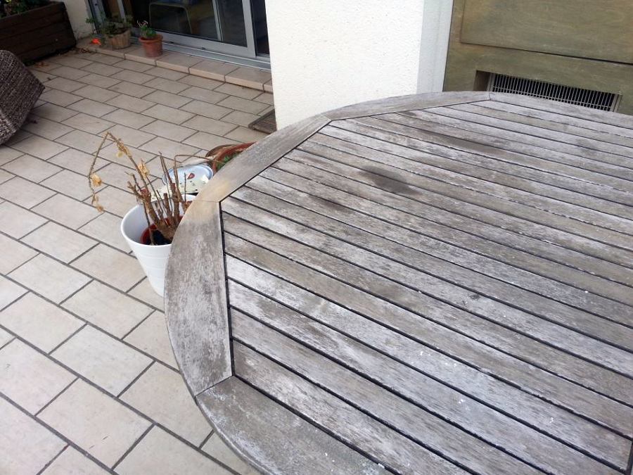 mesa exterior antes de restaurarla