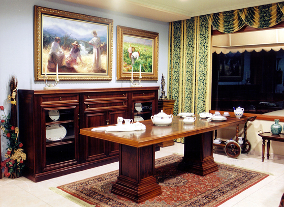 MESA Y APARADOR DE ESTILO INGLÉS